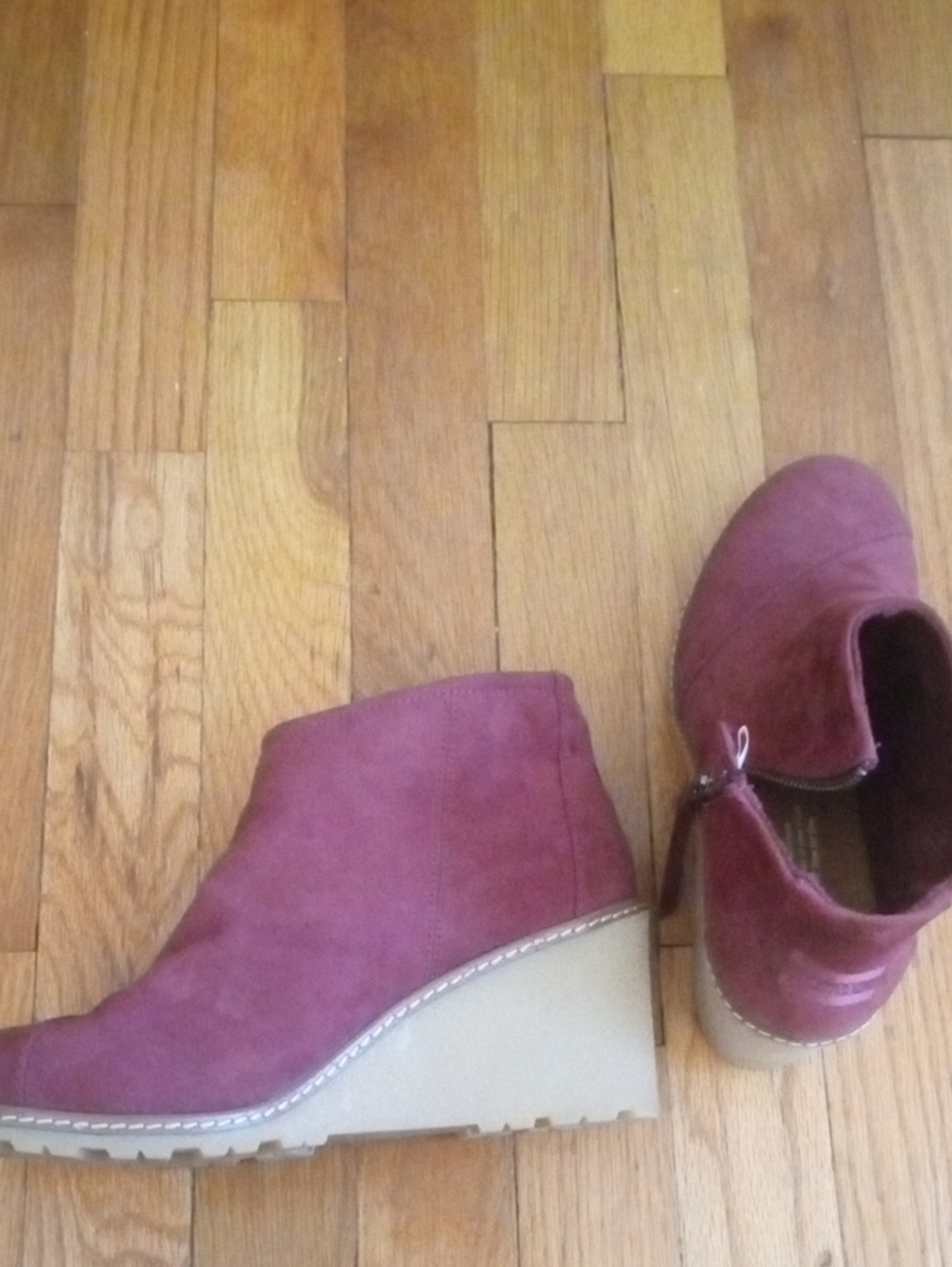 women 8.5 TOMS burgundy wedge bootie, zip side
